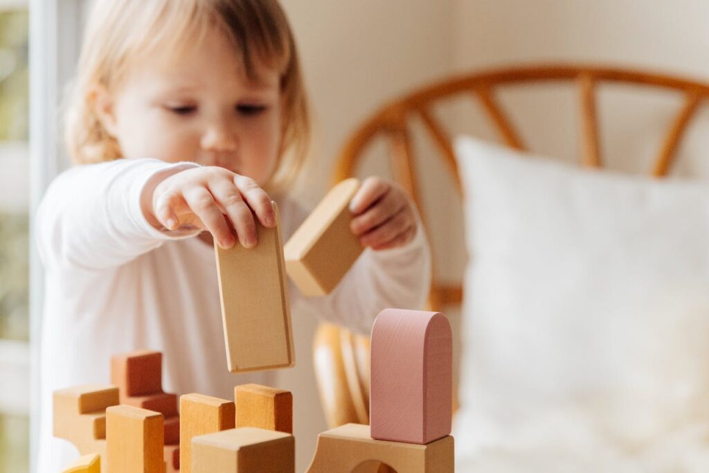 Enfant jouant aux briques de construction