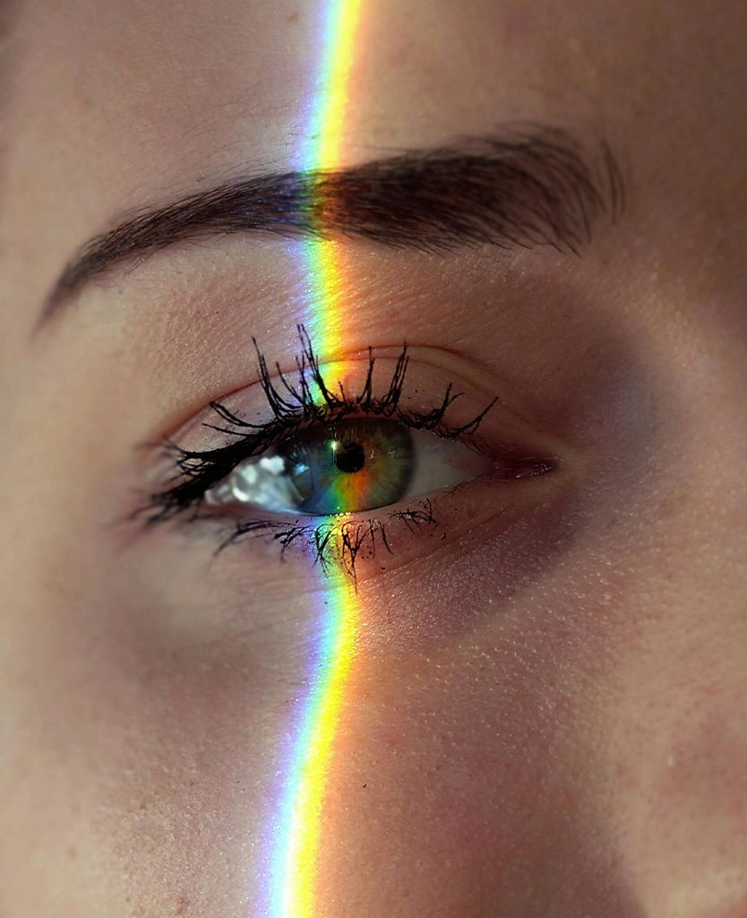 EMDR : oeil avec un rayon lumineux vertical le traversant aux couleurs de l'arc-en-ciel