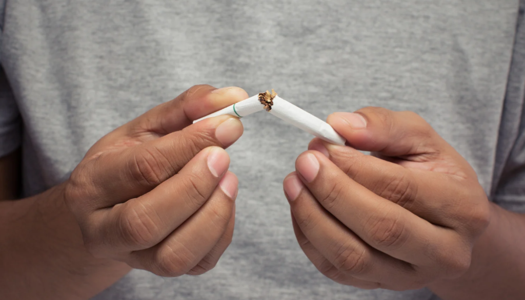 TABAC, personne cassant une cigarette marquant la volonté d'arreter de fumer